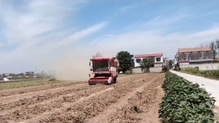 很多跨区机手的收入代表着全家人的收入，两个人挣一份收入，非常