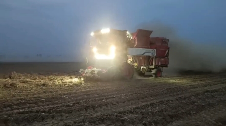 来自开封跨区作业队的董队长说跨区机收非常辛苦，特别是在农忙时